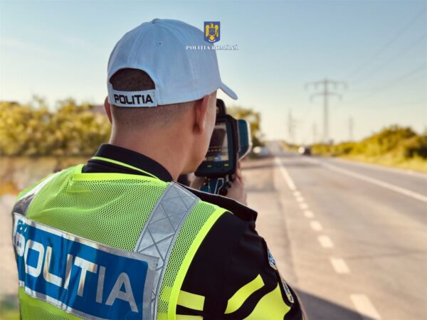 A mințit pentru fiul ei și s-a ales cu dosar penal: Polițiștii rutieri din Dâmbovița au demascat înșelătoria A mințit pentru fiul ei și s-a ales cu dosar penal: Polițiștii rutieri din Dâmbovița au demascat înșelătoria