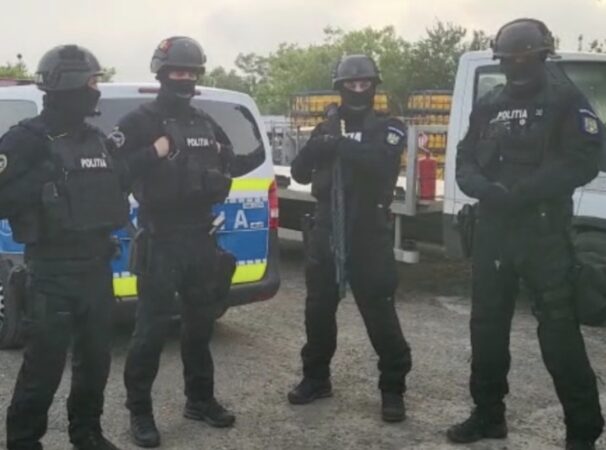 10 bărbați reținuți dintr-un foc pentru 30 de zile după o  încăierare