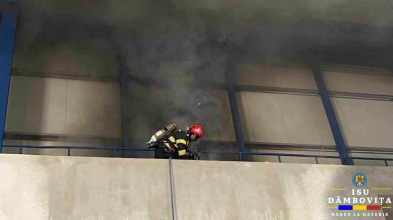 Alertă de grad zero: Incendiu la o hală industrială din Târgoviște,  pompierii au intervenit rapid