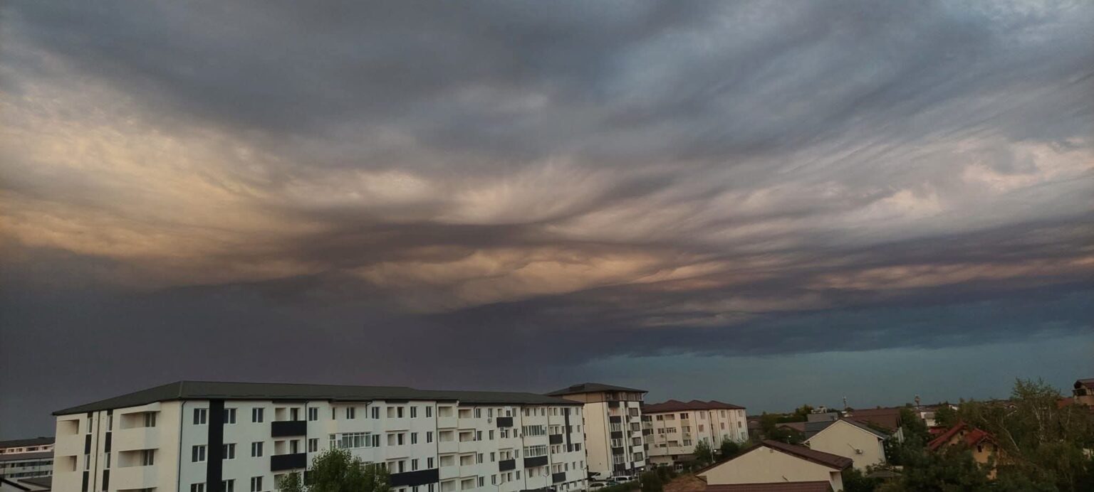 Alertă meteo! Vijelii, grindină și răcire accentuată în perioada 22-23 august
