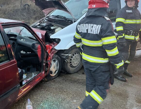  Coliziune cu impact violent, trei persoane rănite