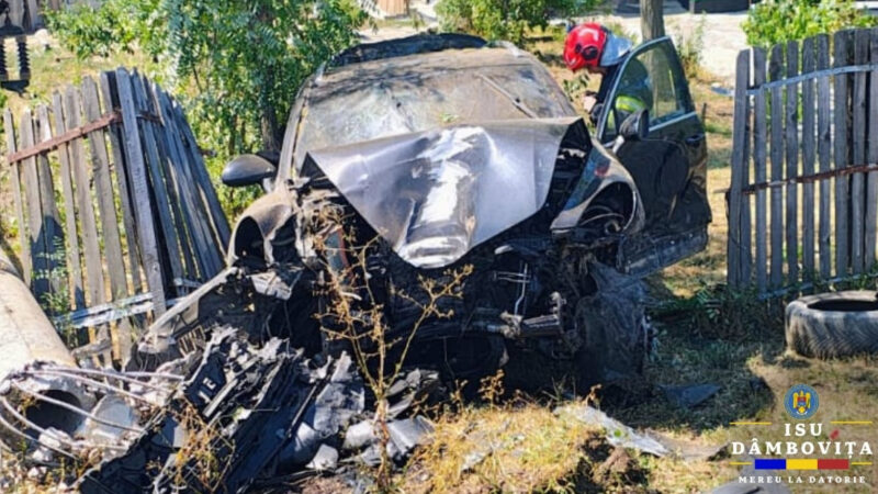 Coliziune pe DN 7 la Fusea: Stâlp doborât, trafic blocat