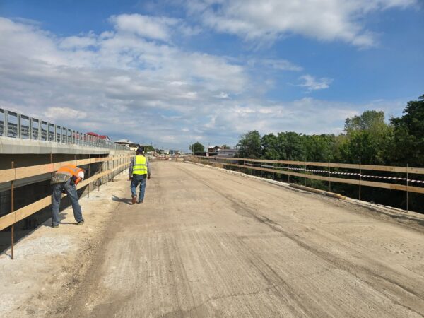 DN7 Lungulețu, podul nou deschis circulației, vechiul pod în reabilitare