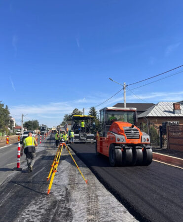 DN71 intră într-o nouă etapă: Primul strat de asfalt a fost turnat la Răcari, urmează lucrările în Bâldana