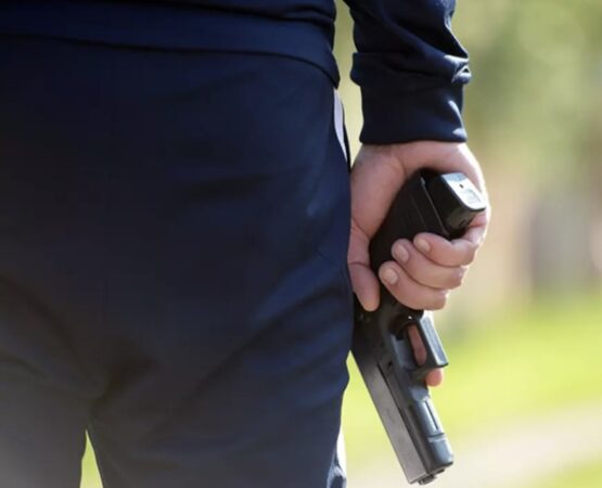 Focuri de armă trase de polițiști pentru a opri un bărbat agresiv în comuna Comișani