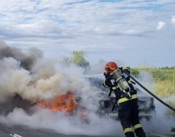 Incendiu la un autoturism în localitatea Moara Nouă