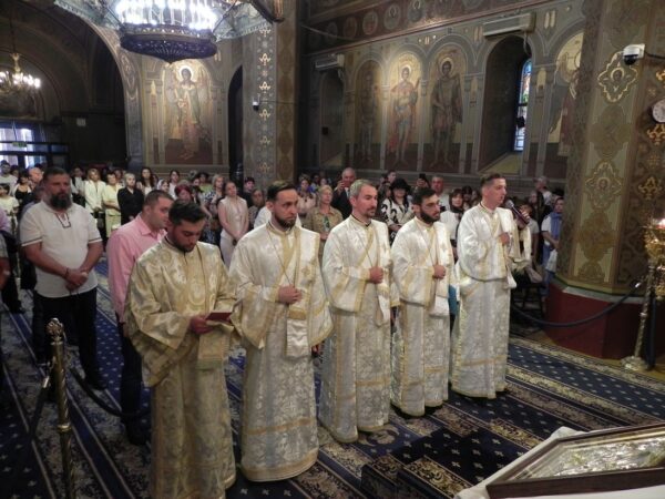 Înaltpreasfințitul Părinte Arhiepiscop și Mitropolit Nifon a săvârșit Sfânta Liturghie la Catedrala din Târgoviște și a hirotonit un preot