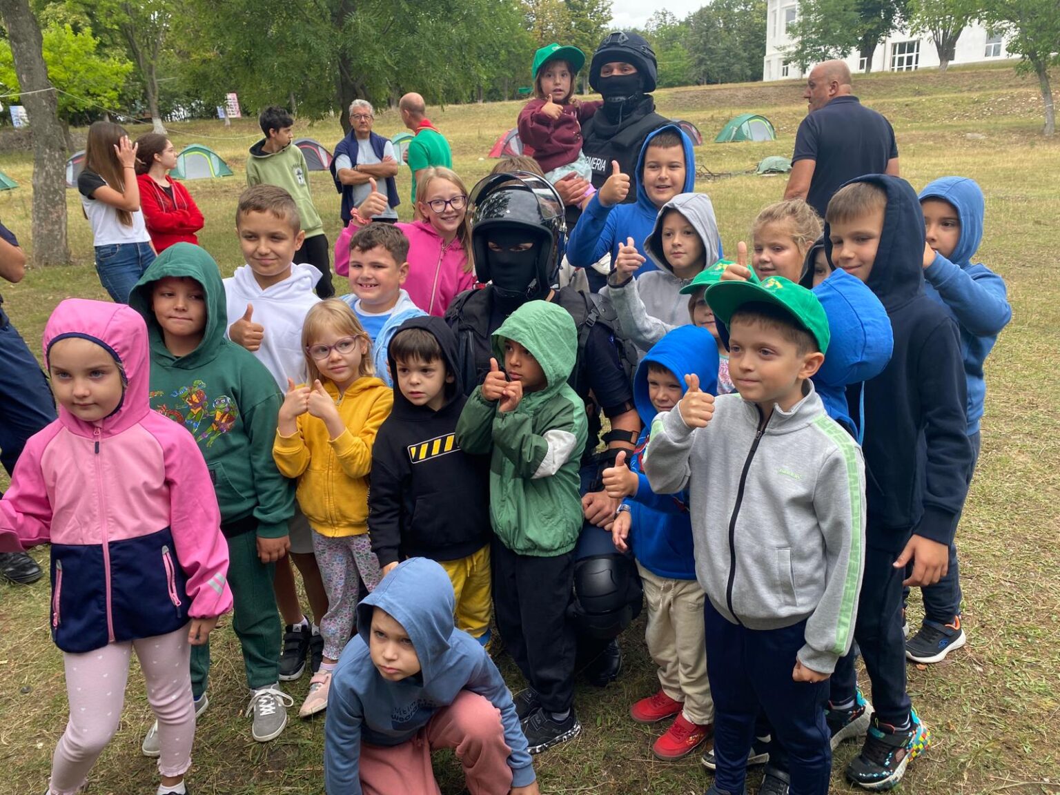 O zi în tabără cu jandarmii dâmbovițeni ,  copii și tineri învățând prin distracție și educație civică