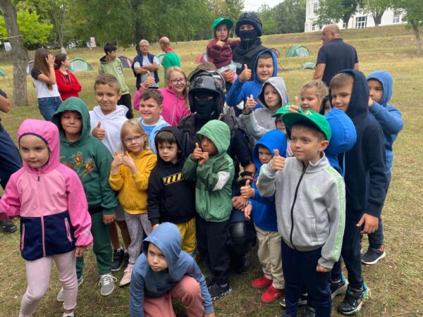 O zi în tabără cu jandarmii dâmbovițeni ,  copii și tineri învățând prin distracție și educație civică