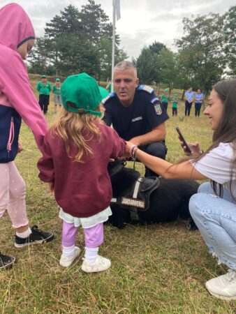 O zi în tabără cu jandarmii dâmbovițeni ,  copii și tineri învățând prin distracție și educație civică