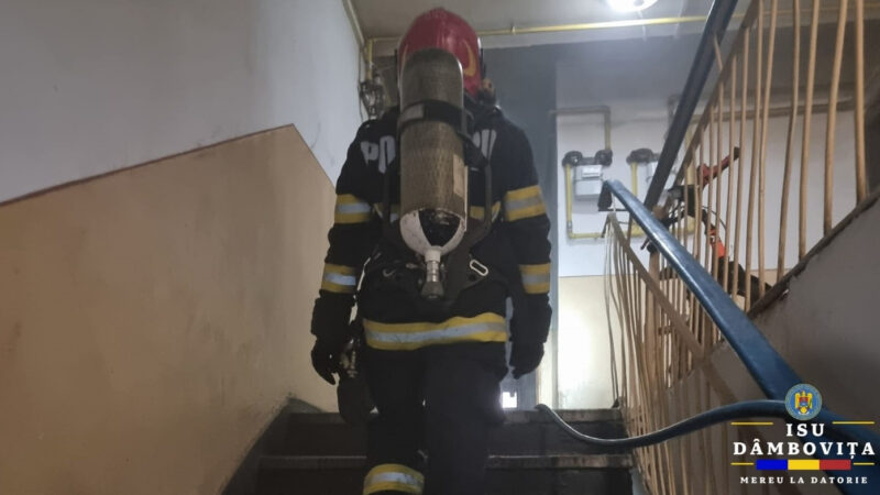 Panică: Incendiu într-un apartament din Târgoviște,  35 de persoane evacuate, trei transportate la spital