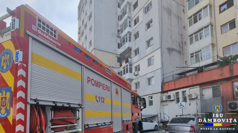 Panică: Incendiu într-un apartament din Târgoviște,  35 de persoane evacuate, trei transportate la spital