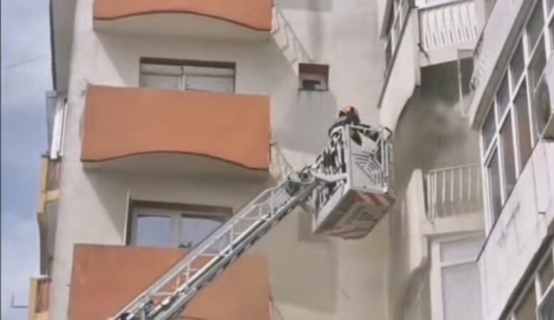 Panică: Incendiu într-un apartament din Târgoviște,  35 de persoane evacuate, trei transportate la spital