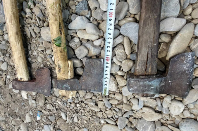 Pericol la târgul tradițional de la  Cornești: Jandarmii au descoperit doi bărbați cu topoare, cuțite și coase 