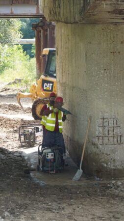 Podul peste pârâul Bizdidel din Pucioasa, în reparații majore pentru un trafic mai sigur pe DN71