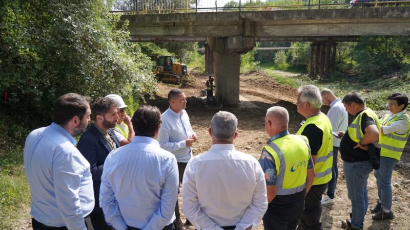 Podul peste pârâul Bizdidel din Pucioasa, în reparații majore pentru un trafic mai sigur pe DN71