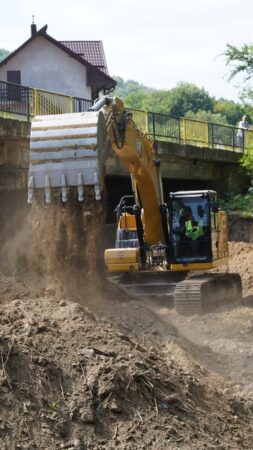 Podul peste pârâul Bizdidel din Pucioasa, în reparații majore pentru un trafic mai sigur pe DN71