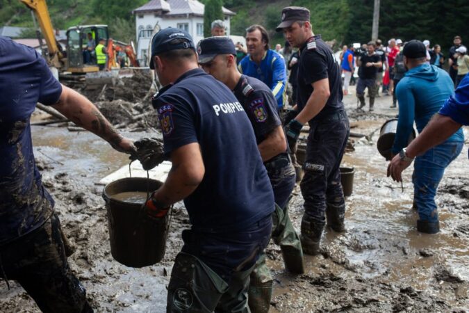 Pompierii din Dâmbovița, în linia întâi a solidarității: Misiune de urgență în Suceava, după viituri