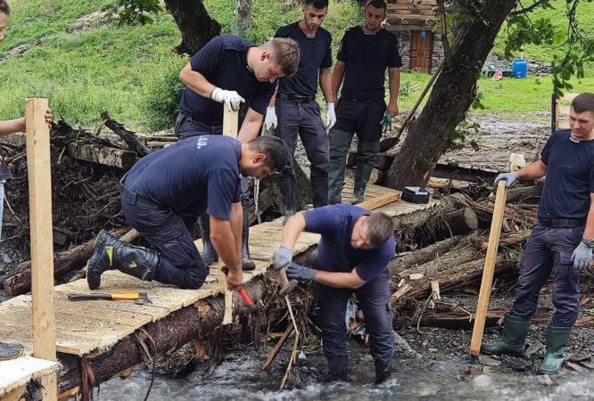  Puntea speranței: Pompierii dâmbovițeni au reconectat două familii izolate din Dârmoxa, Suceava