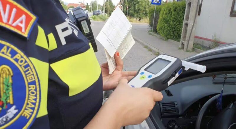 Șofer de 70 de ani, prins beat la volan după ce a lovit două mașini în Finta