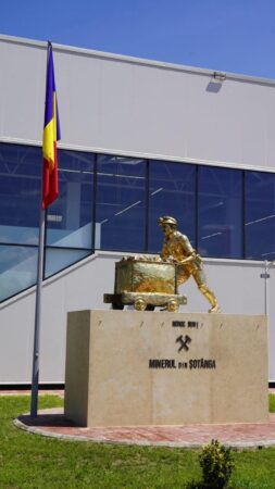Șotânga a fost în sărbătoare: Monument pentru mineri, sală de sport inaugurată, cuplurile de aur celebrate și premii pentru excelență