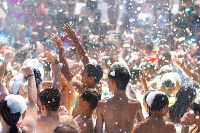 Spumă Party la Complexul Turistic de Natație Târgoviște ,  distracție, muzică și personaje de poveste pentru finalul verii