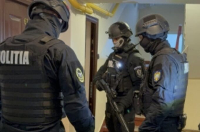 Tânăr arestat după ce a spart cutiile automatizate pentru colete din Târgoviște Tânăr arestat după ce a spart cutiile automatizate pentru colete din Târgoviște