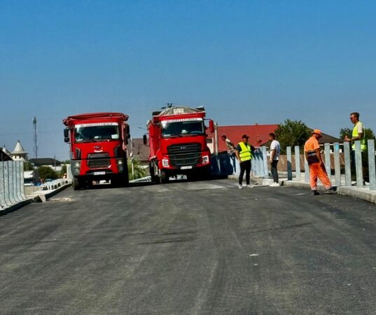 Trafic reluat pe două sensuri în Lungulețu, pe DN7, chiar dacă lucrările la podul vechi continuă