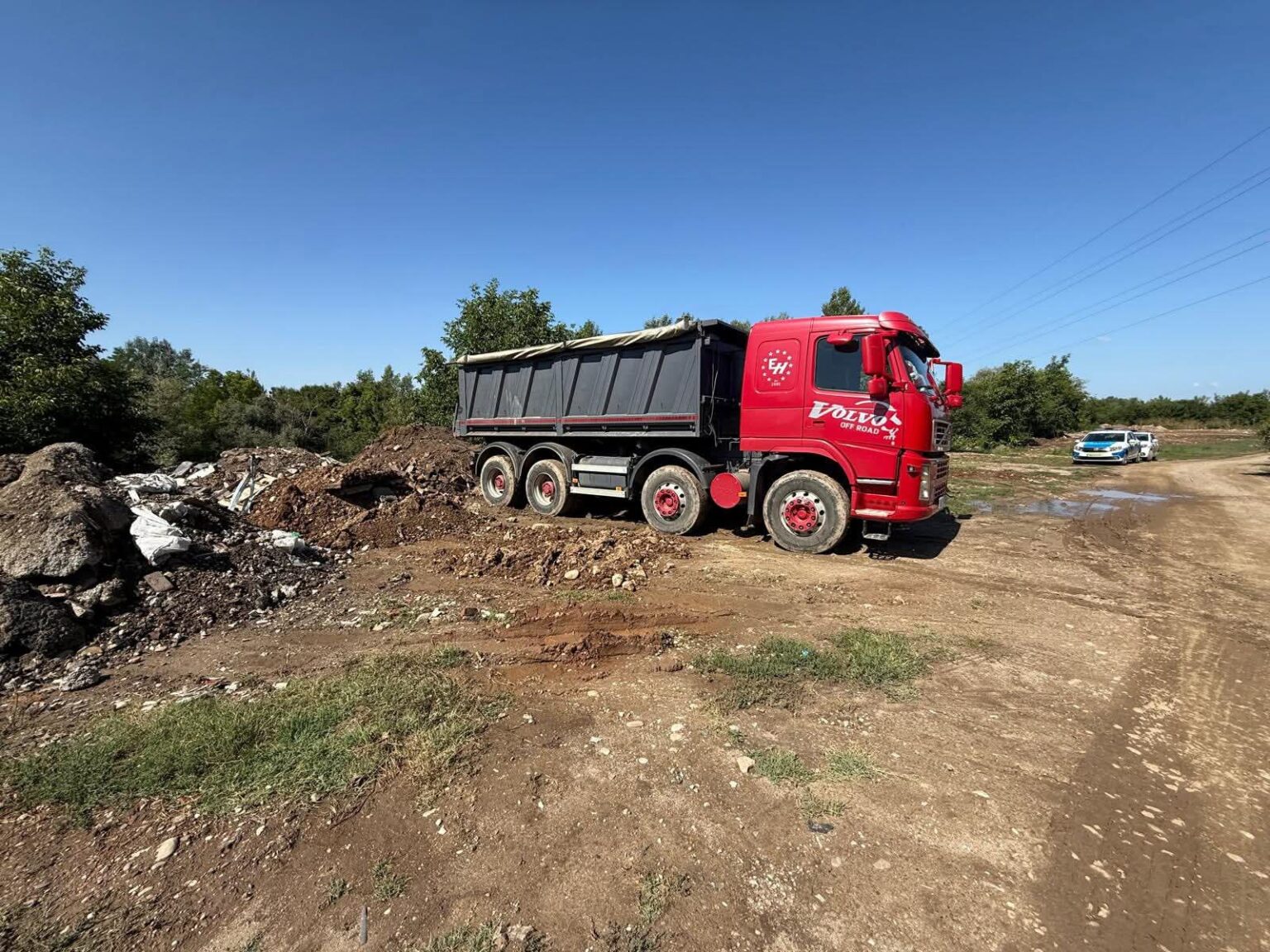 Vehicul confiscat și amendă de 30.000 de lei pentru deversare ilegală de deșeuri industriale în comuna Răzvad