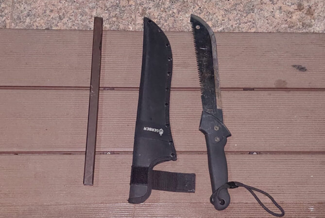 ALERTĂ ÎN TÂRGOVIȘTE: TÂNĂR CU MACETĂ, PRINS DE JANDARMI ÎN PIAȚA TRICOLORULUI ALERTĂ ÎN TÂRGOVIȘTE: TÂNĂR CU MACETĂ, PRINS DE JANDARMI ÎN PIAȚA TRICOLORULUI