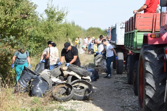 „Adoptă un Kilometru”: Voluntarii din Răcari au făcut orașul mai curat