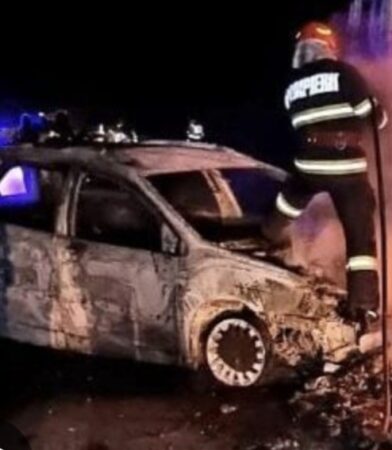 Autoturism cuprins de  flăcări în comuna Cornești, sat Cătunu 