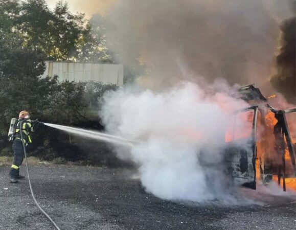 Autoutilitară în flăcări la Cândești  