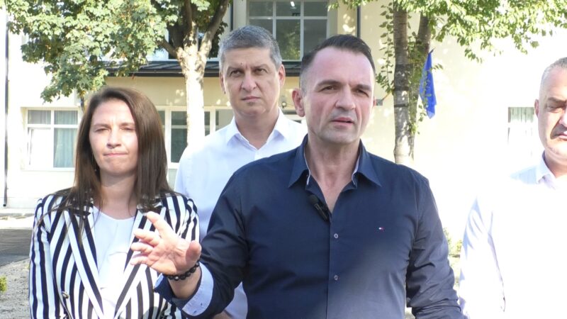 Primarul municipiului Târgoviște, Daniel Cristian Stan, avertizează asupra impactului reducerii posturilor în administrația locală Primarul municipiului Târgoviște, Daniel Cristian Stan, avertizează asupra impactului reducerii posturilor în administrația locală