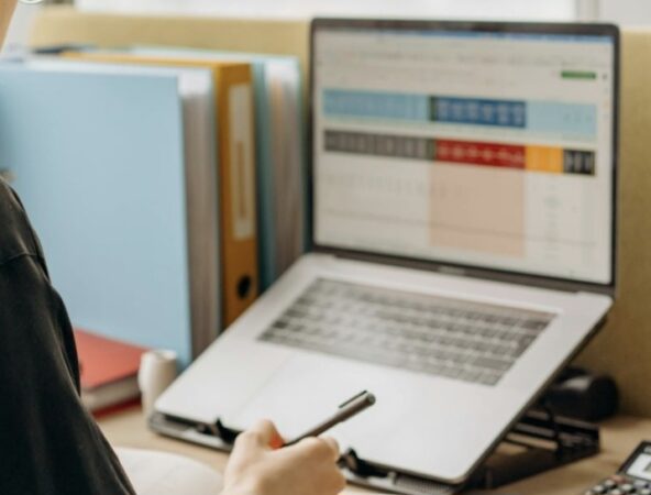  CUTREMUR: Se pregătește reglementarea muncii pe platforme digitale, prioritate asumată de Ministerul Muncii