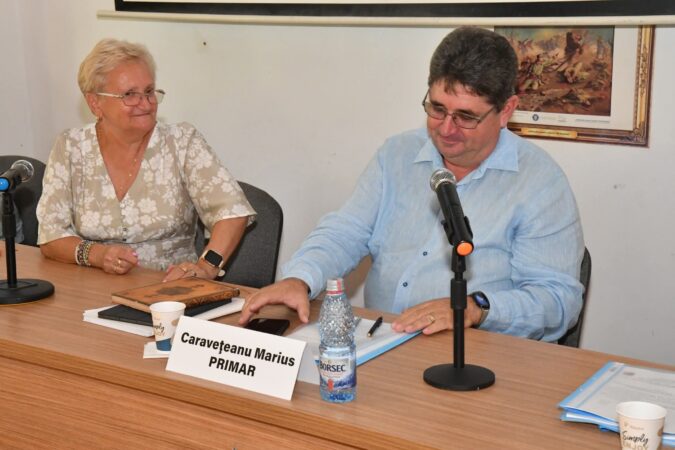 Consiliul Local Răcari a aprobat rectificarea bugetului și noi măsuri pentru comunitate Pe 2 septembrie 2025, în sala de festivități a Liceului Teoretic „Ion Ghica” Răcari, a avut loc ședința ordinară a Consiliului Local, în cadrul căreia au fost dezbătute și aprobate mai multe hotărâri importante pentru buna funcționare a administrației și pentru sprijinirea locuitorilor orașului. Printre principalele decizii se numără: rectificarea bugetului local pe anul 2025, pentru o utilizare mai eficientă a resurselor financiare Stabilirea taxei de salubrizare pentru utilizatorii casnici și menținerea acesteia, pentru utilizatorii non-casnici, la nivelul anului 2024; Menținerea cotizației/contribuției la nivel județean la același nivel ca în anul precedent; Acordarea de înlesniri la plata obligațiilor fiscale pentru contribuabilii persoane fizice, ca sprijin pentru cei aflați în dificultate; Tăierea și repartizarea materialului lemnos rezultat din arborii uscați de pe domeniul public și privat al orașului, măsură care vizează atât siguranța comunității, cât și valorificarea responsabilă a resurselor. Toate proiectele de hotărâre au fost analizate și avizate în prealabil de comisiile de specialitate, iar adoptarea lor contribuie la o administrare eficientă și transparentă a orașului Răcari.