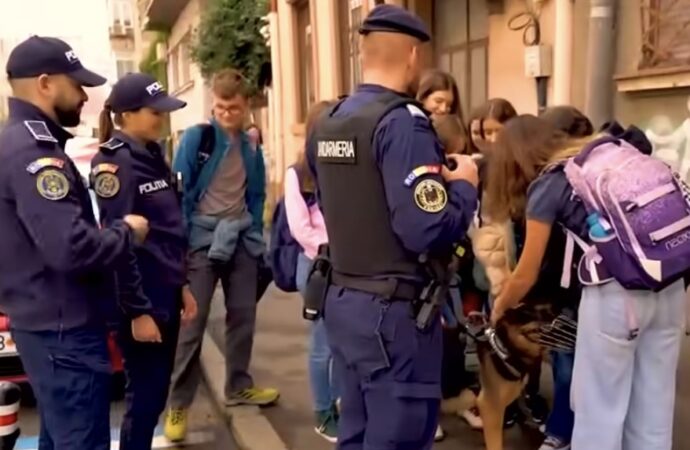 Echipe canine ale Poliției, prezente în proximitatea liceelor din județ pentru siguranța elevilor