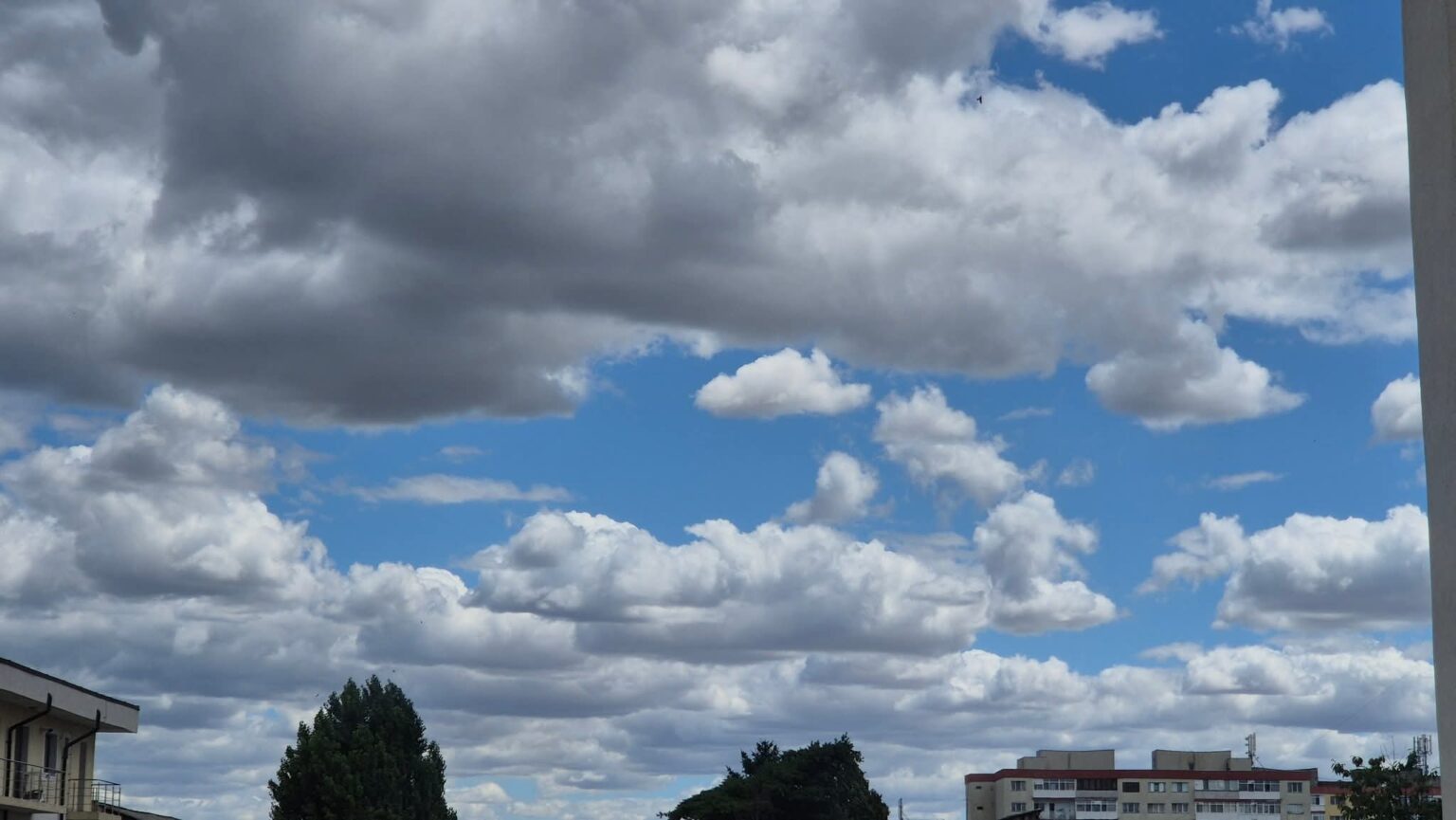 Furtuni violente și ploi torențiale anunțate în toată țara, în următoarele zile