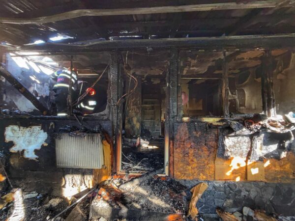 Incendiu puternic la o casă din Târgoviște, pe strada Liniștii