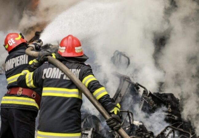 Incendiu puternic într-o gospodărie din Cobia,  două autoturisme în flăcări