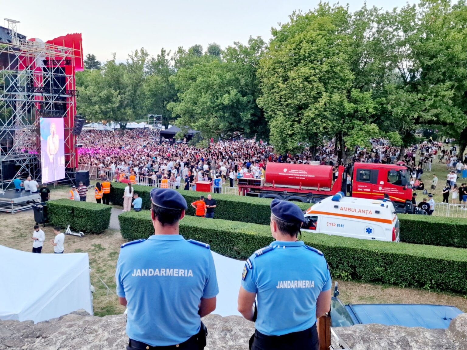 Jandarmii dâmbovițeni asigură ordinea și siguranța la Zilele Cetății Târgoviște Jandarmii dâmbovițeni asigură ordinea și siguranța la Zilele Cetății Târgoviște