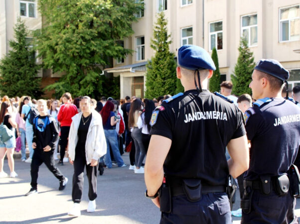 Jandarmii dâmbovițeni, alături de elevi și profesori la început de an școlar Jandarmii dâmbovițeni, alături de elevi și profesori la început de an școlar