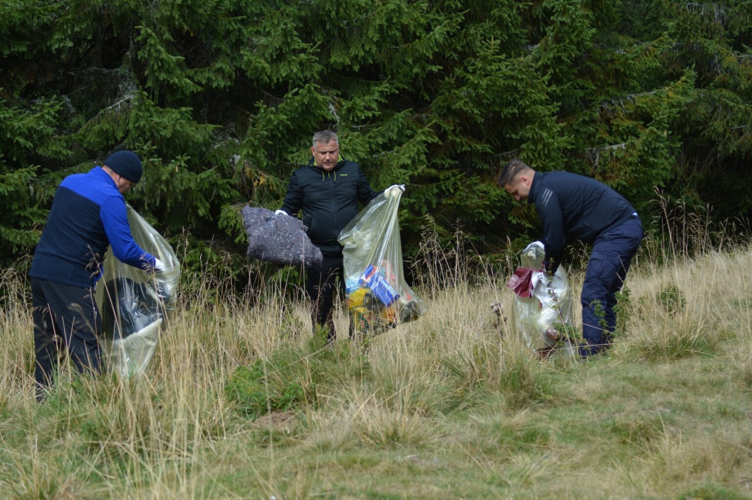 Jandarmii dâmbovițeni, alături de voluntari la „Ziua de Curățenie Națională 2025”