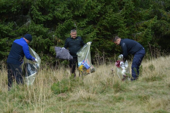 Jandarmii dâmbovițeni, alături de voluntari la „Ziua de Curățenie Națională 2025” Jandarmii dâmbovițeni, alături de voluntari la „Ziua de Curățenie Națională 2025”