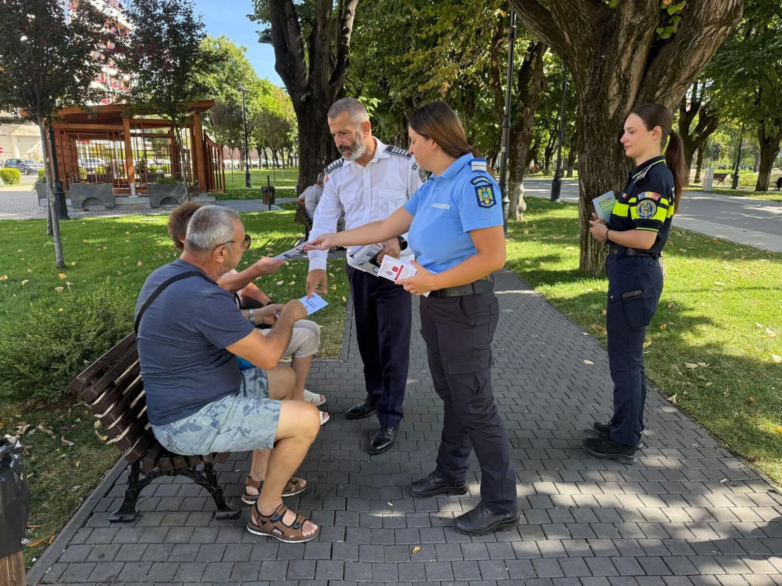 Jandarmii și polițiștii din Târgoviște, aproape de cetățeni prin acțiuni de prevenire și informare Jandarmii și polițiștii din Târgoviște, aproape de cetățeni prin acțiuni de prevenire și informare