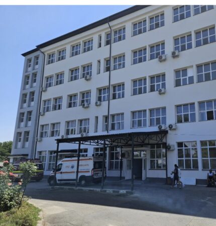 O fetiță a fost accidentată de mașina Poliție în curtea Spitalului Găești O fetiță a fost accidentată de mașina Poliție în curtea Spitalului Găești