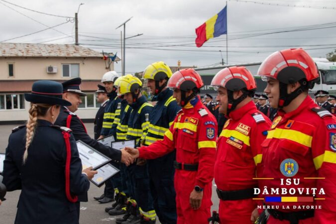 Opt pompieri dâmbovițeni, înaintați în grad cu ocazia Zilei Pompierilor