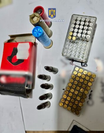 Percheziții în Dâmbovița: Arme și muniție confiscate de polițiști
