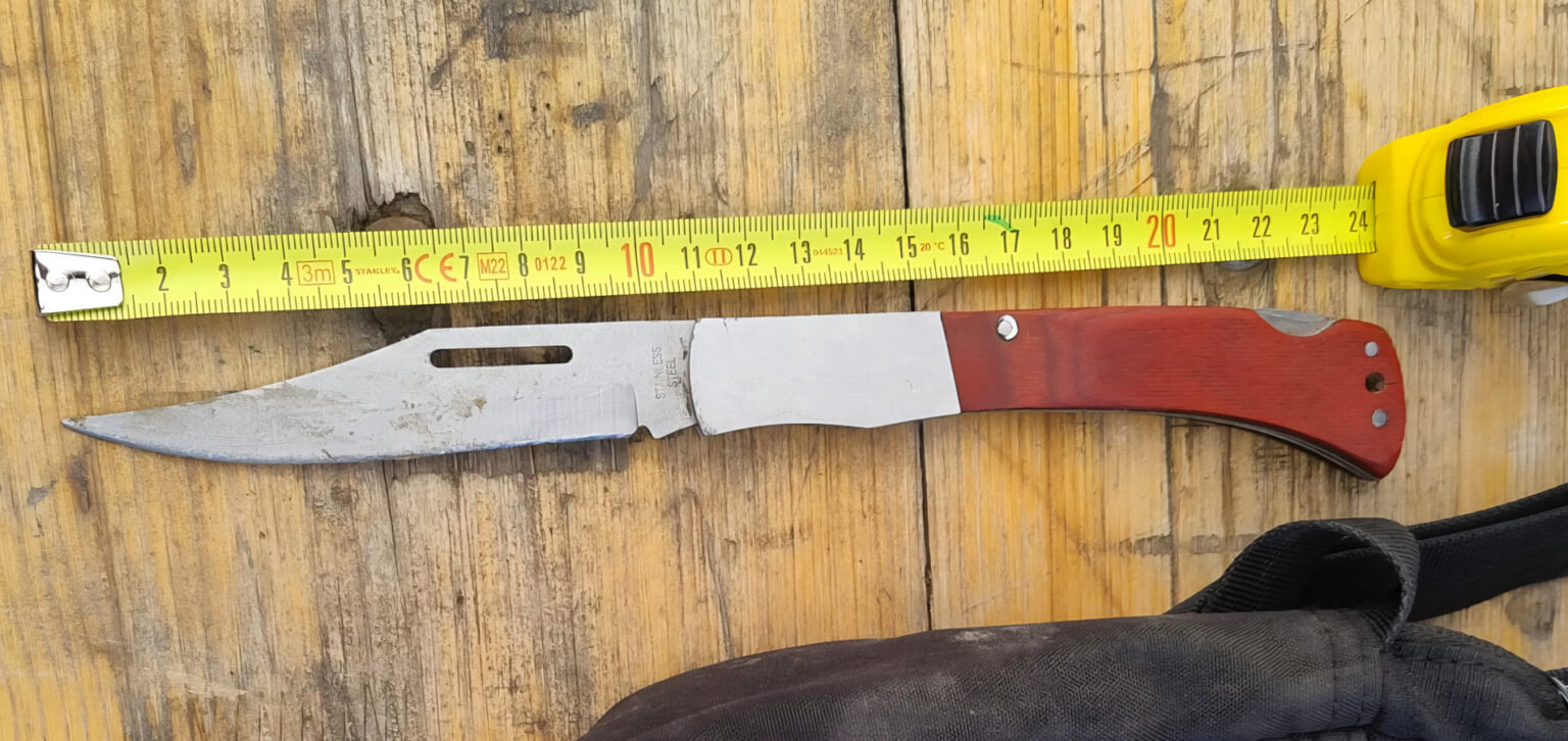 Pericol la Târgul din Cornești: Jandarmii au descoperit arme albe la doi bărbați