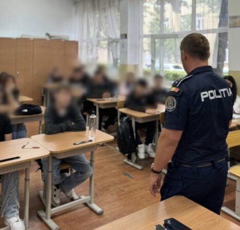  Polițiștii Biroului Siguranță Școlară Dâmbovița, alături de elevi și profesori în noul an școlar